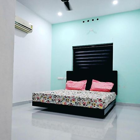 Ferienwohnung Elamkulam Penthouse - 3Bhk Ac With Kitchen - Kochi Chottanikara Exterior foto